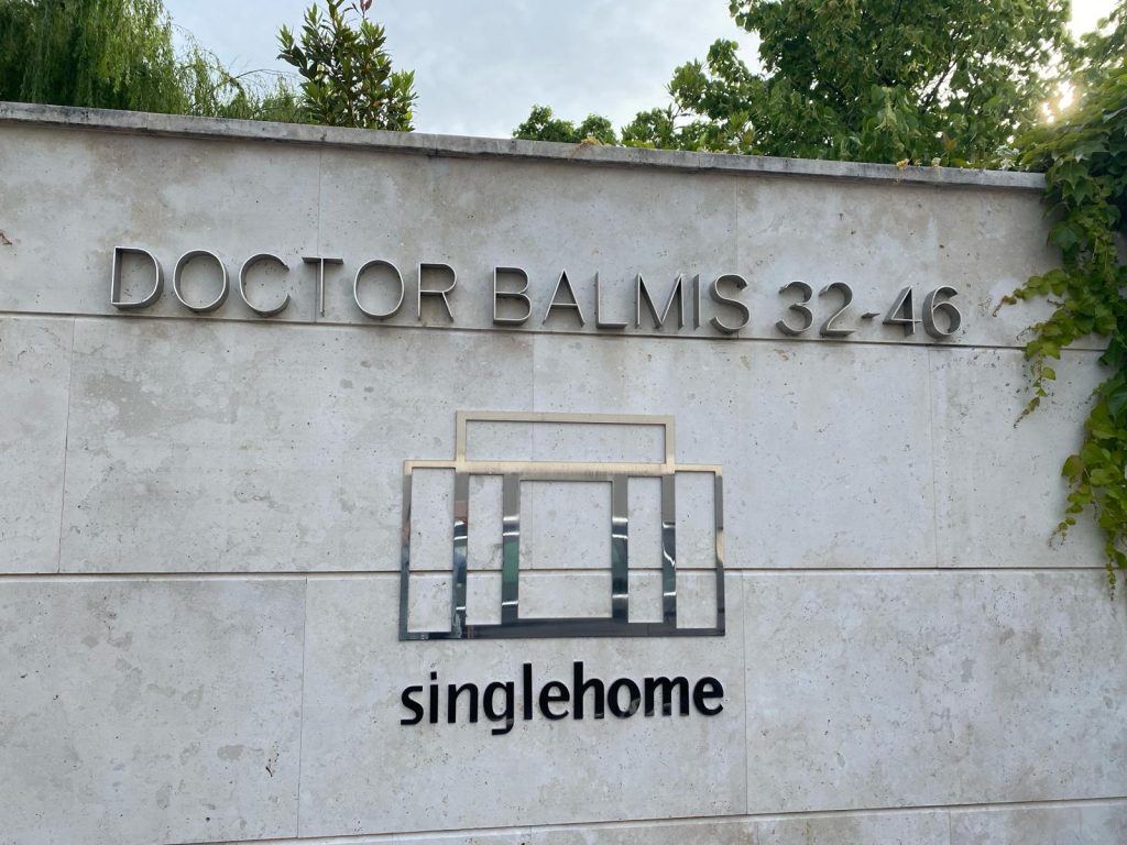 Señalización portal edificio